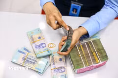Tín dụng tăng nhanh, ngân hàng đối mặt áp lực nguồn vốn. (Ảnh: Vietnam+)