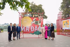 Đại diện Vietcombank, ông Lê Hoàng Tùng - Phó Tổng Giám đốc (thứ 3 từ trái sang) và bà Nguyễn Hồng Trang - Phó Chủ tịch thường trực UBND phường Hoàn Kiếm (thứ 4 từ phải sang), cùng đại biểu 2 đơn vị khai mạc triển lãm ngày 15/01/2026. (Ảnh: Vietnam+)