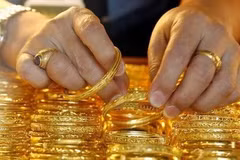 Giá vàng trong nước giảm mạnh tới 1,3 triệu đồng mỗi lượng. (Ảnh: Vietnam+)