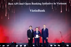 Đại diện VietinBank (đứng giữa) nhận Giải thưởng Sáng kiến API và Ngân hàng mở đột phá nhất Việt Nam. (Ảnh: Vietnam+)