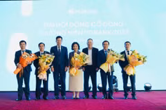 Bà Cao Thị Thúy Nga (thứ 4 từ trái sang) cùng thành viên Hội đồng quản trị PGBank nhiệm kỳ 2025-2030. (Ảnh: Vietnam+)