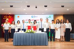 Ông Mai Sơn - Phó Cục Trưởng Cục Thuế (thứ 5, từ trái sang) và bà Đoàn Hồng Nhung - Thành viên Ban điều hành, Giám đốc Khối Bán lẻ Vietcombank (thứ 6, từ trái sang) thực hiện nghi thức ký kết và trao biên bản Thỏa thuận Hợp tác giữa Cục Thuế và Vietcombank dưới sự chứng kiến của đại diện lãnh đạo hai đơn vị. (Ảnh: Vietnam+)