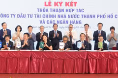 Đại diện Sacombank – ông Huỳnh Thiên Phú (Giám đốc Trung tâm phát triển kinh doanh Doanh nghiệp) cùng các ngân hàng thực hiện ký kết hợp tác với HFIC. (Ảnh: Vietnam+)