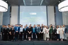 Các đại biểu chụp ảnh lưu niệm tại hội thảo. (Ảnh: Vietnam+)