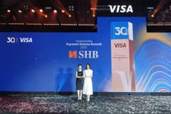 Đại diện SHB nhận giải thưởng vinh danh “Ngôi sao tăng trưởng thẻ năm 2025”. (Ảnh: Vietnam+)