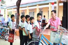 Agribank trao tặng quà cho chương trình “Gieo mầm tri thức”. (Ảnh: Vietnam+)
