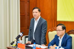 Ông Đào Xuân Tuấn, Cục Trưởng Cục quản lý ngoại hối, Ngân hàng Nhà nước thông tin về quản lý thị trường vàng. (Ảnh: Vietnam+)
