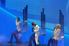 G-DRAGON, TAEYANG và DAESUNG trên sân khấu tại Mỹ Đình. (Ảnh: Vietnam+)