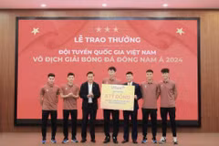 Đại diện Ngân hàng Lộc Phát Việt Nam, ông Đoàn Nguyên Ngọc, Phó Tổng Giám đốc (thứ 3 từ phải sang) trao thưởng 5 tỷ đồng cho Đội tuyển Quốc gia Việt Nam khi giành cúp vô địch ASEAN 2024. (Ảnh: Vietnam+)