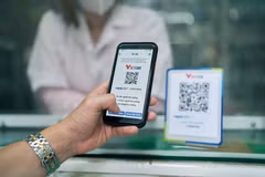 Giao dịch thanh toán không dùng tiền mặt tăng 42,34% về số lượng và 22,59% về giá trị. (Ảnh: Vietnam+)