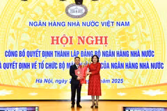 Thống đốc Ngân hàng Nhà nước Nguyễn Thị Hồng trao Quyết định điều động bổ nhiệm cho ông Nguyễn Ngọc Cảnh giữ chức Phó Thống đốc Ngân hàng Nhà nước Việt Nam. (Ảnh: Vietnam+)
