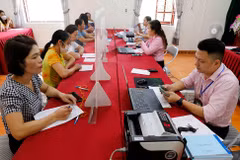 Ngay sau ngày 1/7 mô hình chính quyền địa phương 2 cấp chính thức đi vào hoạt động, Ngân hàng Chính sách xã hội chỉ đạo chi nhánh Ngân hàng Chính sách xã hội các tỉnh, thành phố duy trì thực hiện ngay việc giao dịch giải ngân thuận lợi cho người dân. (Ảnh: Vietnam+)