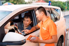 Chủ phương tiện được hướng dẫn sử dụng liên kết ePass. (Ảnh: Vietnam+)