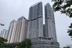 Người dân cho biết nếu đánh thuế tiền gửi tiết kiệm thì dòng tiền có thể sẽ bị chảy sang các lĩnh vực khác như bất động sản, vàng, chứng khoán... (Ảnh: Vietnam+)