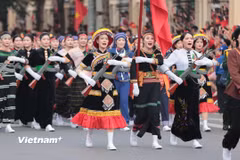 Khối đại diện 54 dân tộc Việt Nam đang tiến vào Lễ đài. (Ảnh: Mai Anh/Vietnam+)