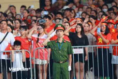 Các cưu chiến binh làm lễ chào cờ tại ngã tư Văn Miếu-Nguyễn Thái Học. (Ảnh: PV/Vietnam+)