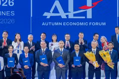 Ông Phạm Quốc Thanh - đại diện Công ty trách nhiệm hữu hạn Sài Gòn Marina IFC nhận Giấy chứng nhận thành viên dưới sự chứng kiến của Thủ tướng Lê Minh Hưng cùng các đồng chí lãnh đạo. (Ảnh: Vietnam+)