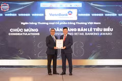 Ông Trần Công Quỳnh Lân- Phó Tổng Giám đốc phụ trách Khối Bán lẻ VietinBank nhận giải thưởng Ngân hàng bán lẻ tiêu biểu 2026. (Ảnh: Vietnam+)