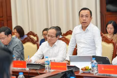 Ông Lê Hoàng Chính Quang - Cục trưởng Cục Công nghệ thông tin Ngân hàng Nhà nước trả lời tại họp báo. (Ảnh: Vietnam+)