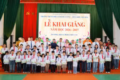 Ông Hồng Quang - Thành viên Hội đồng quản trị, Chủ tịch Công đoàn Vietcombank (hàng cuối, thứ 4 từ trái sang) và ông Đinh Tiến Hải - Giám đốc Quỹ Bảo trợ trẻ em Việt Nam (hàng cuối, thứ 6 từ trái sang) cùng đại diện lãnh đạo Chi nhánh Vietcombank Phú Thọ trao học bổng “Cùng em tiến bước” cho các em học sinh tại Trường THCS Hy Cương - Phân hiệu Chu Hóa (xã Hy Cương, tỉnh Phú Thọ). (Ảnh: Vietnam+)