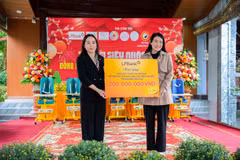 Bà Nguyễn Thị Vui, thành viên Ban điều hành (trái) đại diện LPBank trao tặng 200 triệu đồng cho chương trình. (Ảnh: Vietnam+)