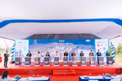 Lãnh đạo Bộ Xây dựng, tỉnh Khánh Hòa, Agribank và chủ đầu tư thực hiện nghi thức động thổ và khởi công Dự án Nhà ở xã hội Square Nha Trang. (Ảnh: Vietnam+)