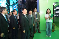 Phó Thủ tướng Hồ Đức Phớc tham quan gian hàng Vietcombank tại Lễ khai mạc Ngày thẻ Việt Nam 2025 - Sóng Festival. (Ảnh: Vietnam+)