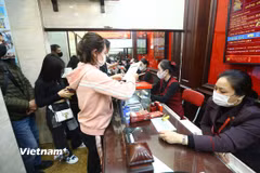 Chính phủ vừa ban hành quy định mới siết chặt hoạt động kinh doanh vàng, trong đó đáng chú ý nhất là chế tài xử phạt nặng đối với hành vi thanh toán bằng tiền mặt hoặc giao dịch tại các cơ sở không có giấy phép. (Ảnh: Vietnam+)