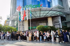 Hàng nghìn người hâm mộ đứng trước VPBank Flagship chờ giờ mở bán merchandise. (Ảnh: Vietnam+)