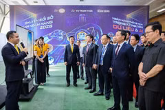 Ông Đặng Công Hoàn - Phó Tổng Giám đốc LPBank giới thiệu về ứng dụng LPBank Plus trước các đại biểu tham dự chương trình. (Ảnh: Vietnam+)