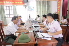 Khách hàng giao dịch tại Ngân hàng Chính sách xã hội. (Ảnh: Vietnam+)
