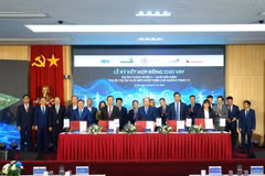 Đại diện các bên ký kết Hợp đồng cho vay Dự án thành phần 1 - Nhà máy điện thuộc Dự án Nhà máy nhiệt điện LNG Quảng Trạch II. (Ảnh: Vietnam+)
