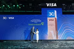 Đại diện Vietcombank, bà Đoàn Hồng Nhung – Thành viên Ban điều hành, Giám đốc Khối bán lẻ nhận giải thưởng “Leadership in Payment Volume – Ngân hàng dẫn đầu về tổng doanh số giao dịch năm 2025” từ đại diện Visa. (Ảnh: Vietnam+)