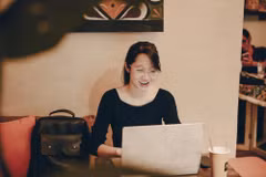 Giá thiết bị công nghệ tăng mạnh, học sinh, sinh viên thêm áp lực khi chuẩn bị hành trang cho năm học mới. (Ảnh: Vietnam+)