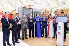 Lãnh đạo Ngân hàng Nhà nước tại khu trưng bày chuyển đổi số của Agribank tại Triển lãm thành tựu đất nước “80 năm hành trình Độc lập – Tự do – Hạnh phúc”. (Ảnh: Vietnam+)