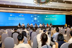 Các diễn giả trình bày tại phiên thảo luận. (Ảnh: Vietnam+)