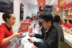 Giá vàng nhẫn tăng mạnh, chênh lệch mua bán vàng vẫn ở mức cao. (Ảnh: Vietnam+)