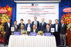 Tại lễ ký kết (từ trái qua phải bàn ký kết) ông Shantanu Chakraborty, Giám đốc Quốc gia của ADB tại Việt Nam; ông Trần Thế Hùng, Tổng Giám đốc Công ty cổ phần Nước Thủ Dầu Một; và ông Shigeo Honzu, Phó Vụ trưởng cao cấp, Vụ Quan hệ đối tác khu vực tư nhân và Tài chính, JICA. (Ảnh: Vietnam+)