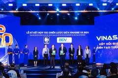 Đại diện lãnh đạo BIDV và VINASME trao Biên bản ghi nhớ hợp tác. (Ảnh: Vietnam+)