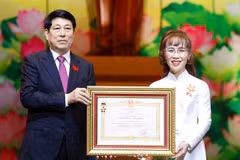 Chủ tịch nước Lương Cường trao danh hiệu Anh hùng Lao động cho Tiến sỹ Nguyễn Thị Phương Thảo. (Ảnh: Vietnam+)