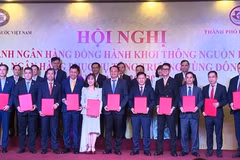 Lãnh đạo các ngân hàng và doanh nghiệp trao cam kết tài trợ, đầu tư tại Hội nghị “Ngành Ngân hàng đồng hành khơi thông nguồn lực Tài chính - Ngân hàng phục vụ tăng trưởng vùng Đông Nam Bộ giai đoạn 2026-2030”. (Ảnh: Vietnam+)