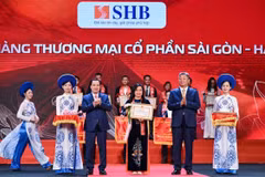 Tổng Giám đốc SHB Ngô Thu Hà đại diện ngân hàng nhận Bằng khen. (Ảnh: Vietnam+)