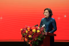 Bà Nguyễn Thị Hồng - Ủy viên Ban Chấp hành Trung ương Đảng, Chủ tịch Hội đồng thi đua khen thưởng ngành Ngân hàng - Thống đốc NHNN phát biểu khai mạc Đại hội. (Ảnh: Vietnam+)