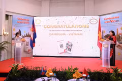 Thống đốc Ngân hàng Nhà nước Việt Nam và Campuchia thực hiện nghi lễ ra mắt dịch vụ thanh toán xuyên biên giới sử dụng QR code vào ngày 3/12/2023, tại Siem Reap, Vương quốc Campuchia. (Ảnh: NAPAS) 