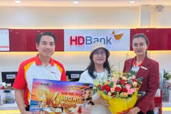 Khách hàng Mã Tiếp Ngân (giữa) bất ngờ khi trúng giải thưởng cao nhất của chương trình. (Ảnh: Vietnam+)