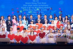 Anh hùng Lao động, Tiến sỹ Nguyễn Thị Phương Thảo đã thay mặt cán bộ nhân viên Sovico, Vietjet và HDBank trao tặng 30 tỷ đồng hỗ trợ phụ nữ, và trẻ em mắc bệnh hiểm nghèo thuộc diện hộ nghèo, cận nghèo. (Ảnh: Vietnam+)