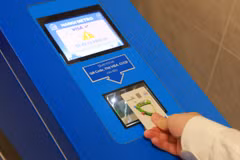 Thẻ Vietcombank Visa MeGO có thể được đăng ký dễ dàng qua VCB Digibank, tích hợp vào Apple Pay hay Google Pay để thanh toán vé tàu nhanh chóng. (Ảnh: Vietnam+)