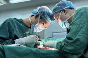 Các bác sỹ tiến hành vi phẫu khẩn cấp cho bệnh nhân.