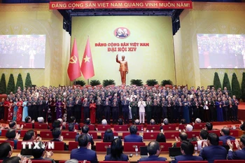 Ban Chấp hành Trung ương Đảng Cộng sản Việt Nam khóa XIV ra mắt Đại hội. (Ảnh: TTXVN)