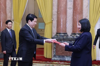 Chủ tịch nước Lương Cường nhận Quốc thư từ Đại sứ Cộng hòa Chile tại Việt Nam Nasly Isabel Bernal Prado. (Ảnh: Lâm Khánh/TTXVN)